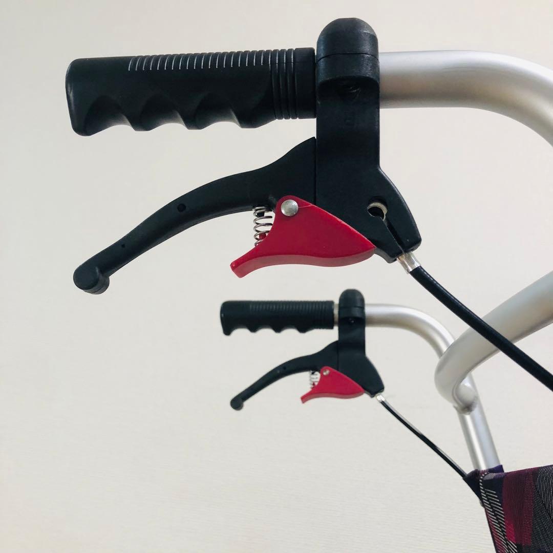 【美品、送料込み】車いす 軽量 コンパクト 介助式 簡易型 カドクラ　タッチ