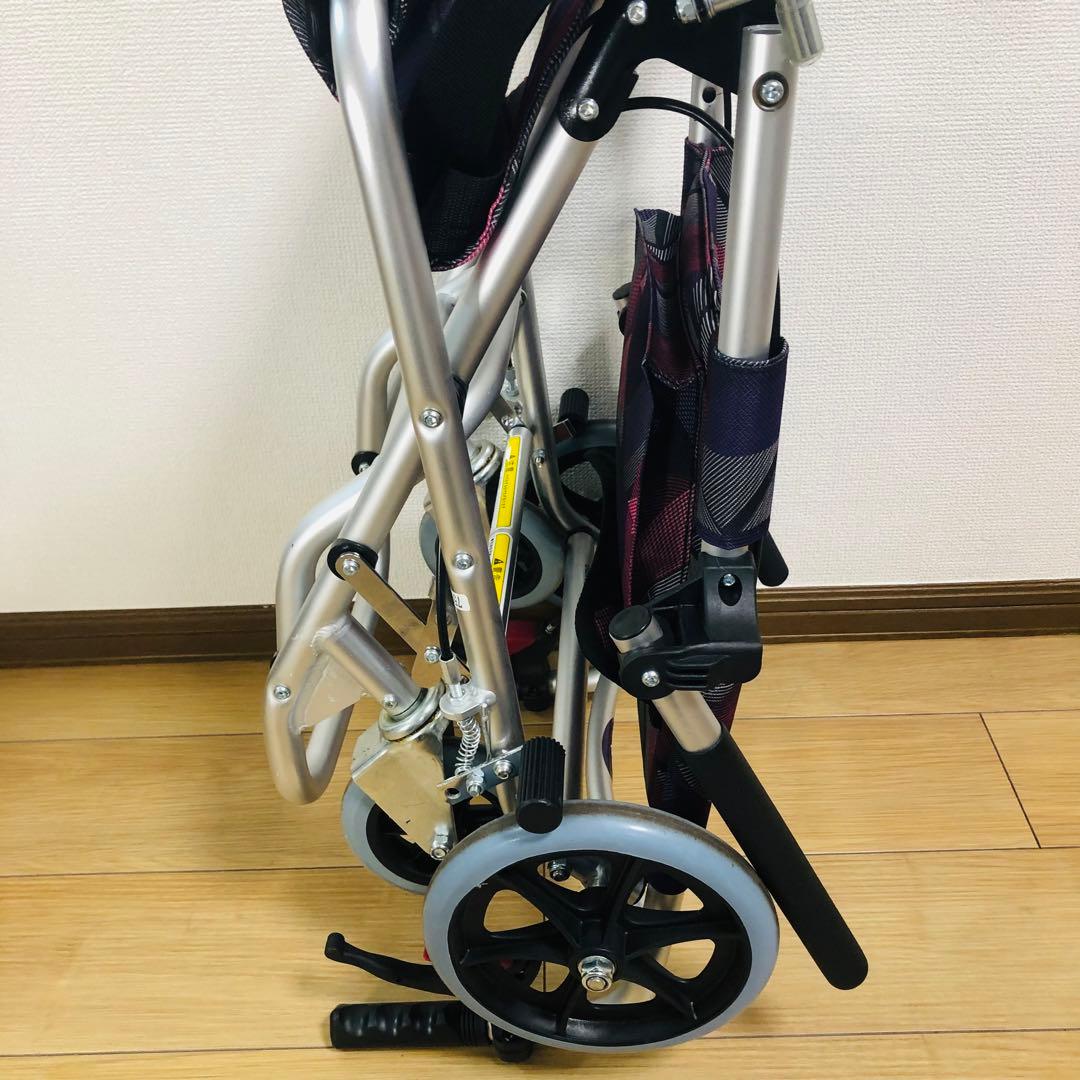 【美品、送料込み】車いす 軽量 コンパクト 介助式 簡易型 カドクラ　タッチ
