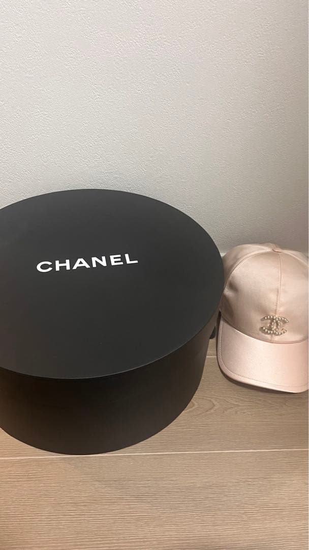 CHANEL（シャネル） キャップ ピンクベージュ パール付きCCロゴ サテン