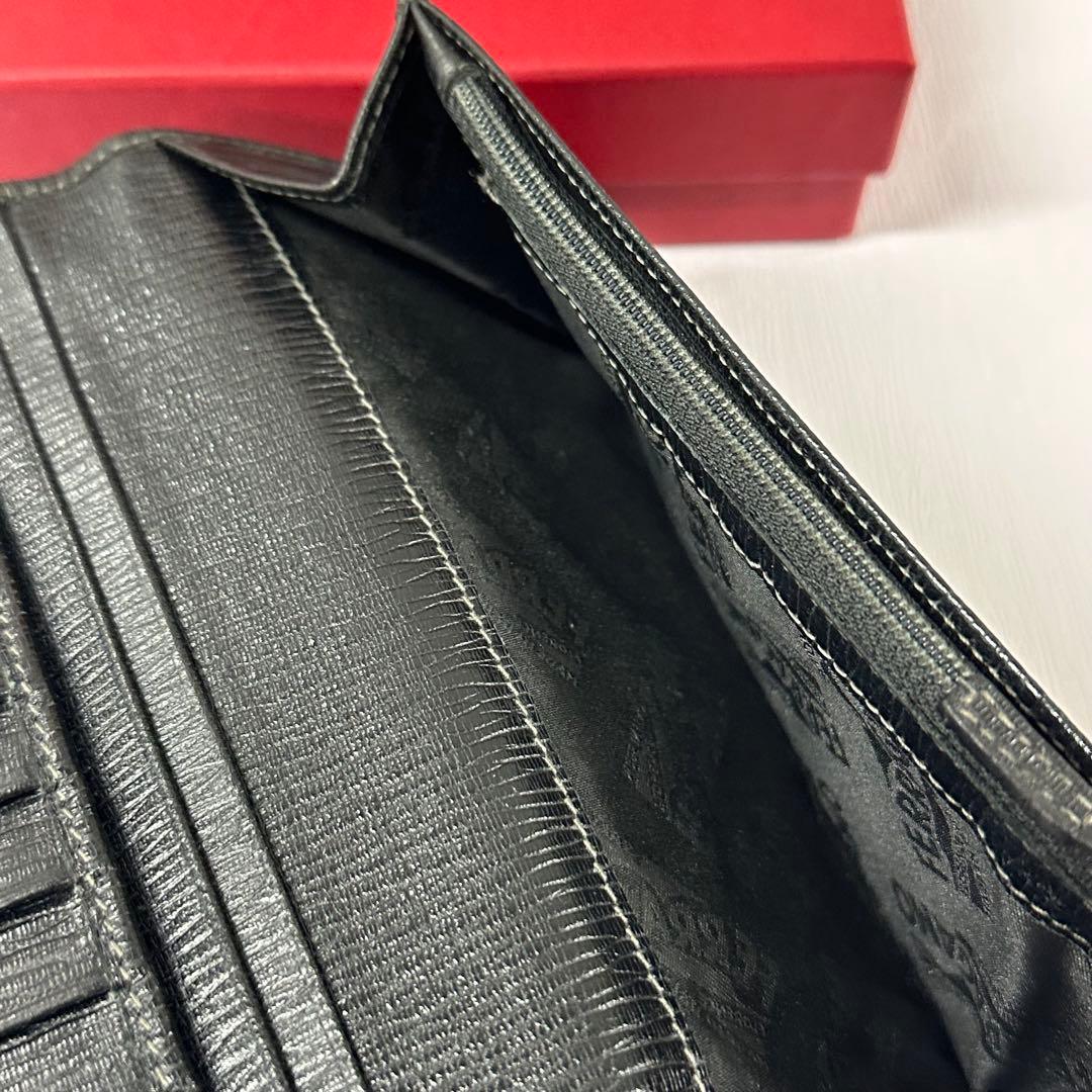 新品同様‼️ サルヴァトーレフェラガモ　財布　二つ折り　長財布　ガンチーニ