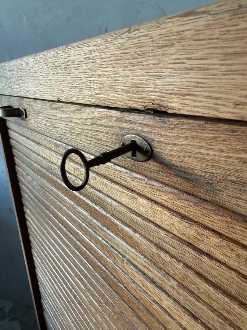 ビンテージ シャッター収納キャビネット 本棚　食器棚　剥離