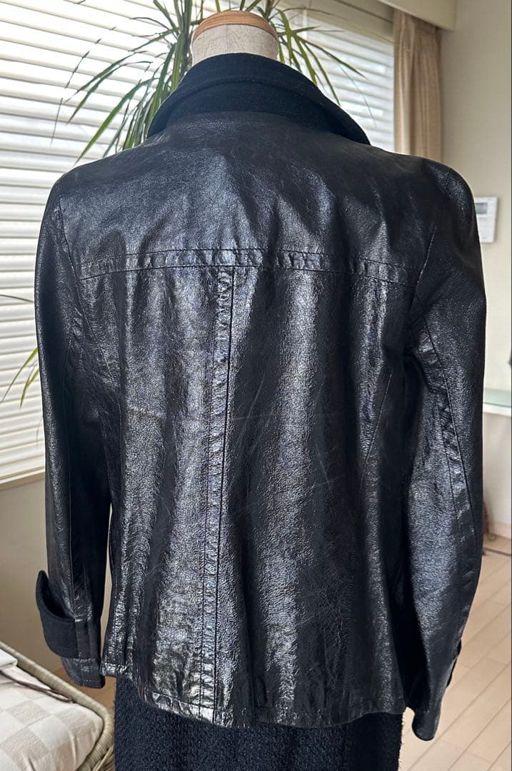美品！技あり！！CIVIDINIの皮をエナメル加工したオシャレなジァケットです。