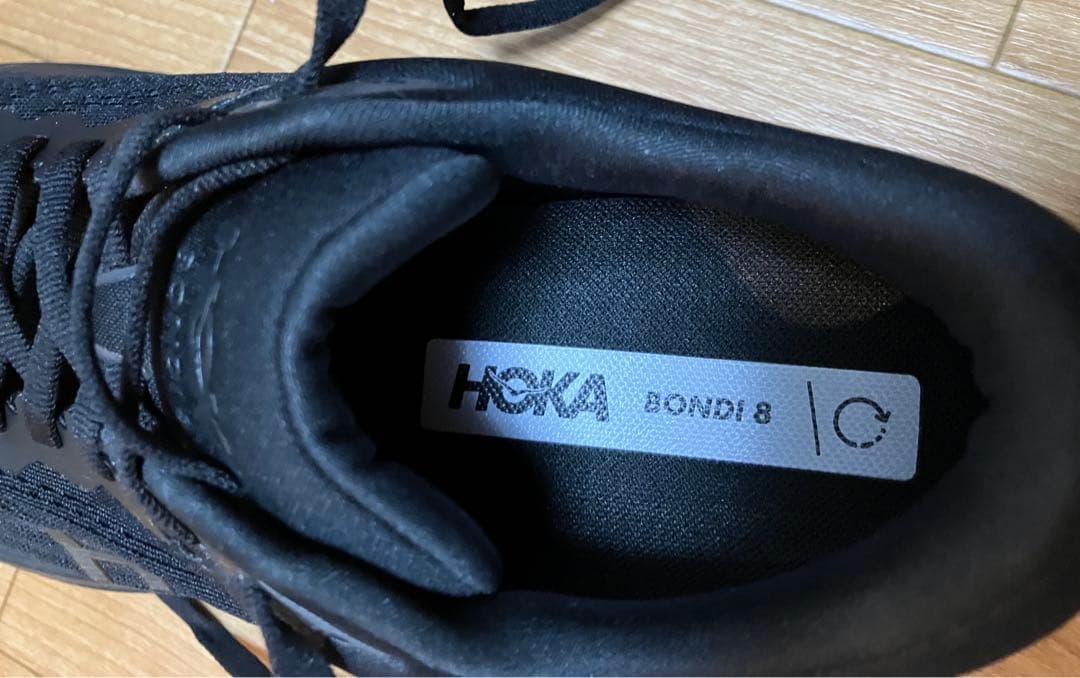 『レッドスネーク』HOKA ブラック ランニングシューズ