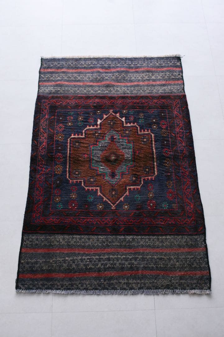 145cm×84cm バルーチ　トライバルラグ　ヴィンテージラグ　リビングサイズ