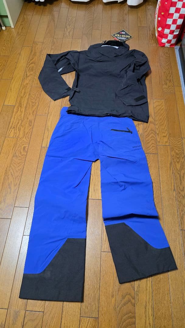 新品　PeakPerformance　グラビティ　上下セット　上下海外Sサイズ