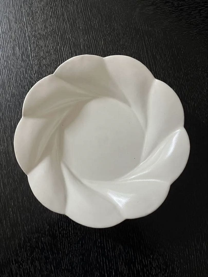 mama-koto　 安部太一さんの輪花深皿、河合竜彦さんレリーフ皿