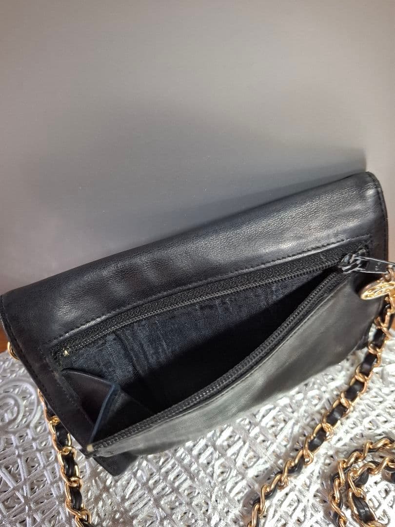 CHANEL 　デカココ　ラムスキン　二つ折り財布　斜め掛け