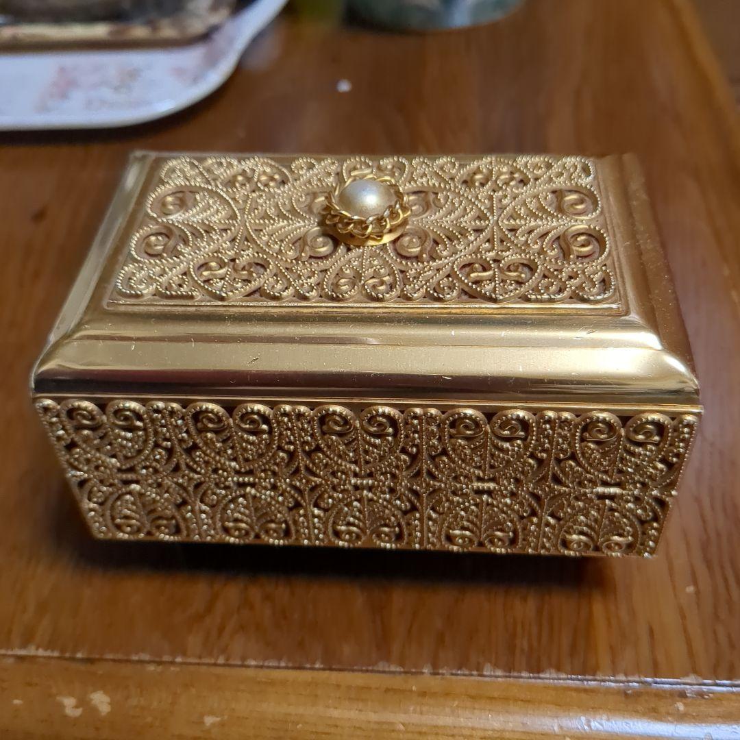 金色のオルゴール パール装飾付き