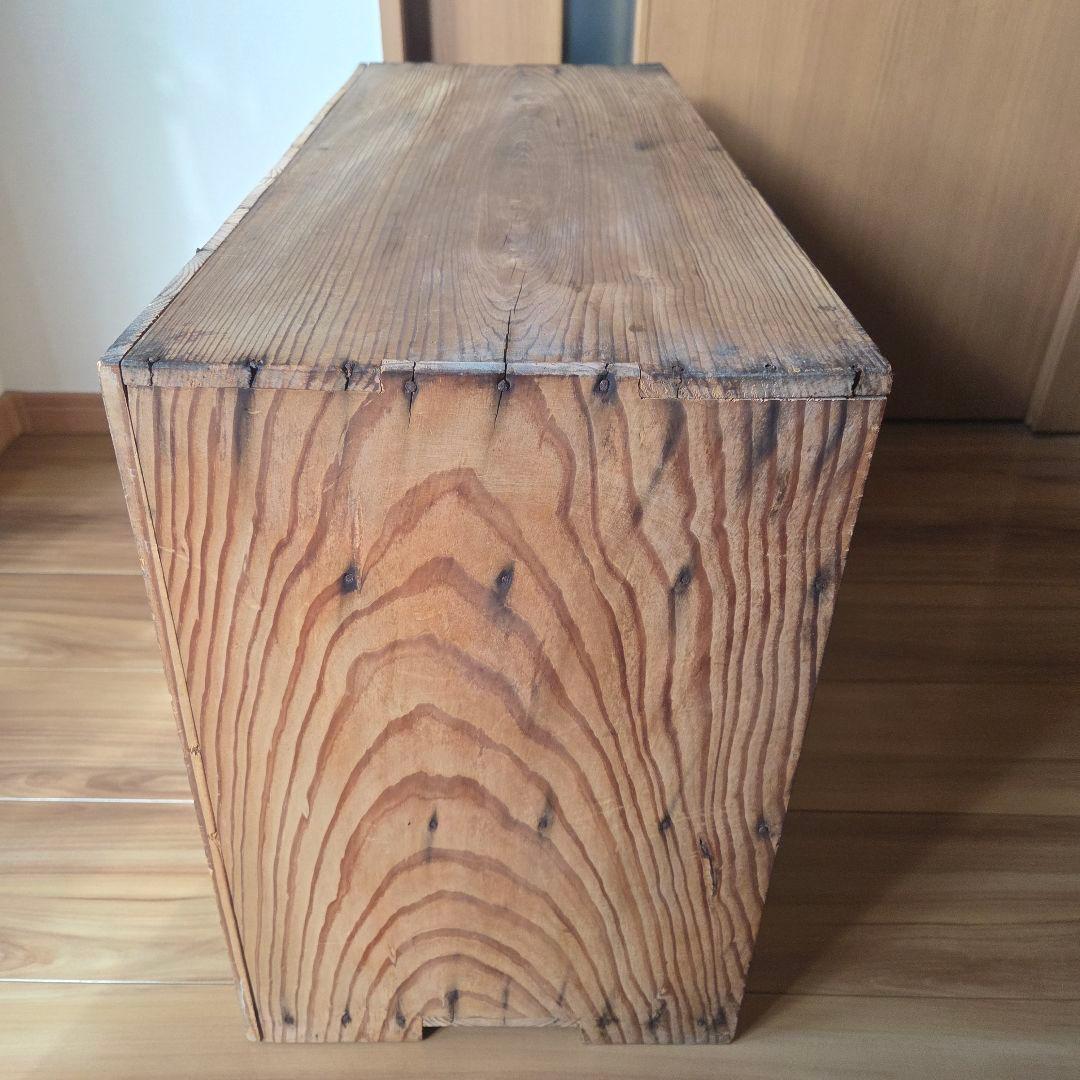 古びた棚　収納棚　オープンラック　アンティーク　古家具　木製棚　ボックス棚