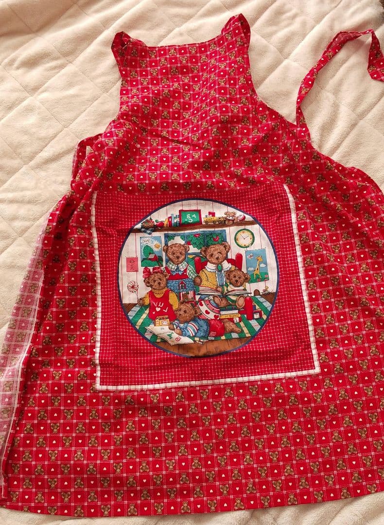 テディベアミュージアム　クマのイラスト付き赤いエプロン