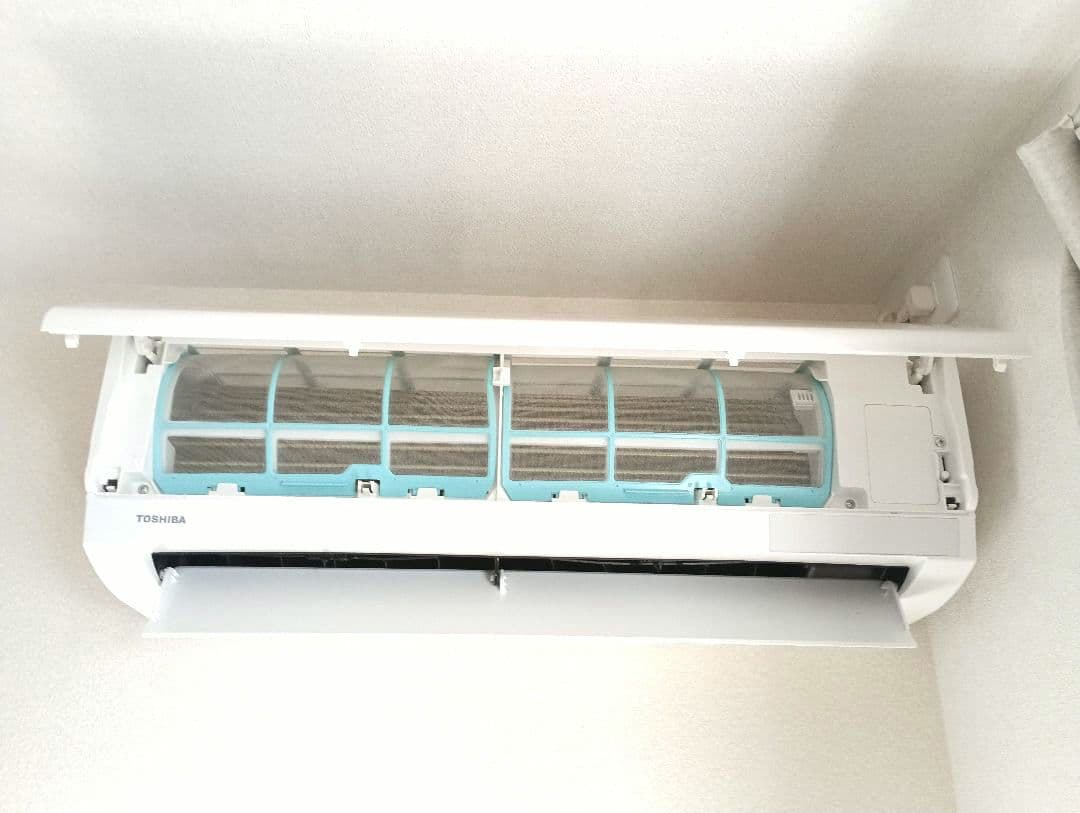 ①東芝 ルームエアコン RAS-J221M 6畳 2022年