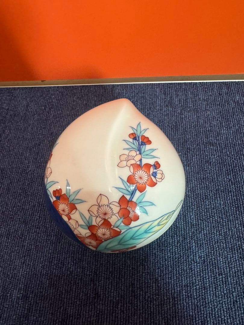 1685 鍋島 畑萬陶苑　色絵桃文 桃形蓋物