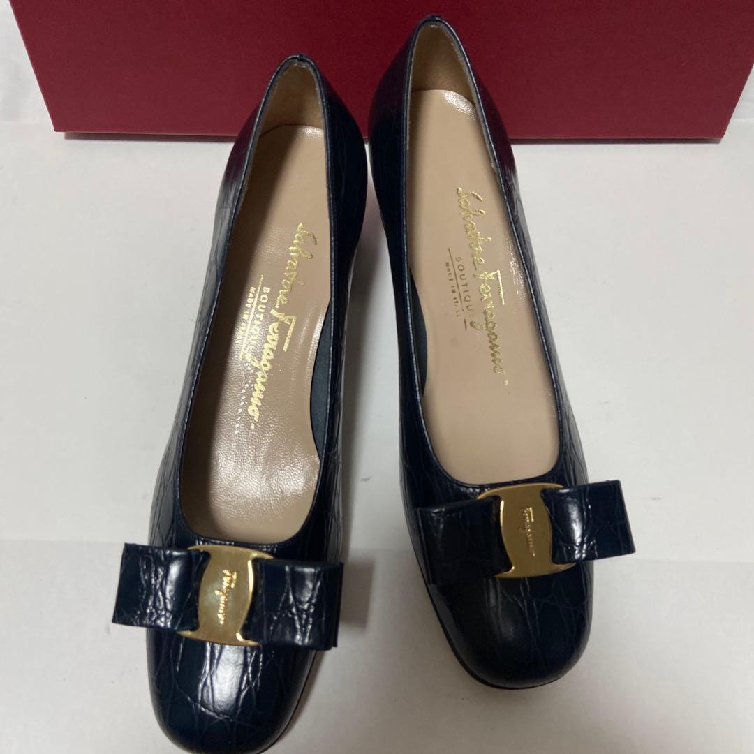 未使用✨Salvatore Ferragamo ネイビー パンプス フェラガモ