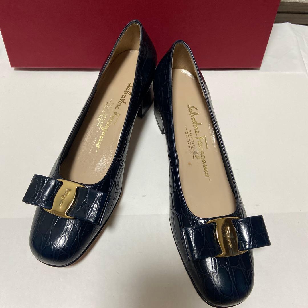未使用✨Salvatore Ferragamo ネイビー パンプス フェラガモ