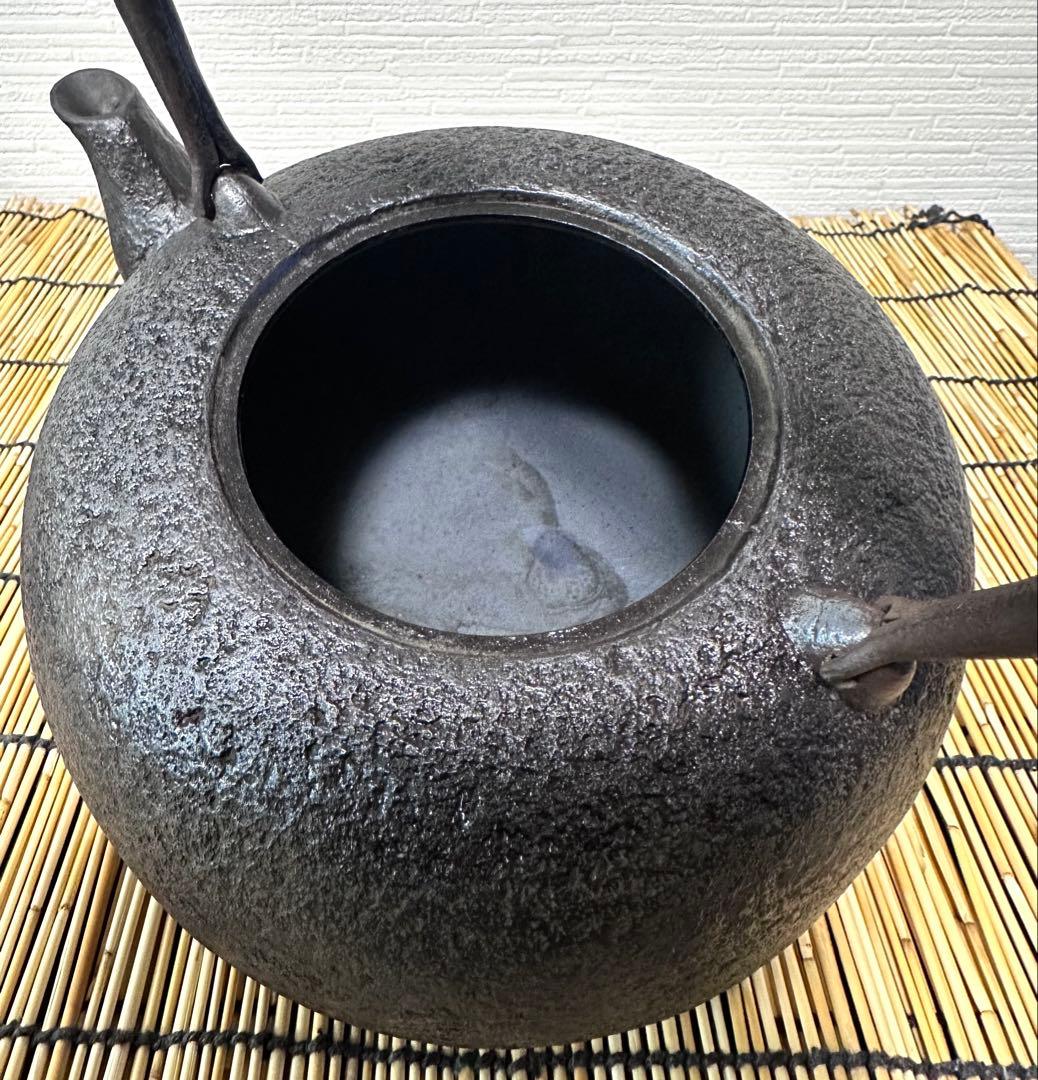 未使用品、供箱等付属品付　南部岩鋳三代目清茂作　２５型肌文様　南部鉄瓶　南部鉄器