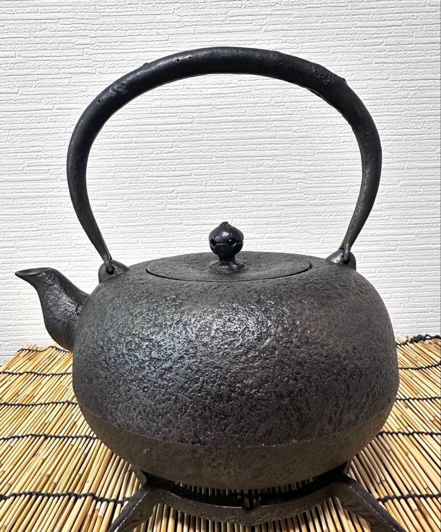 未使用品、供箱等付属品付　南部岩鋳三代目清茂作　２５型肌文様　南部鉄瓶　南部鉄器