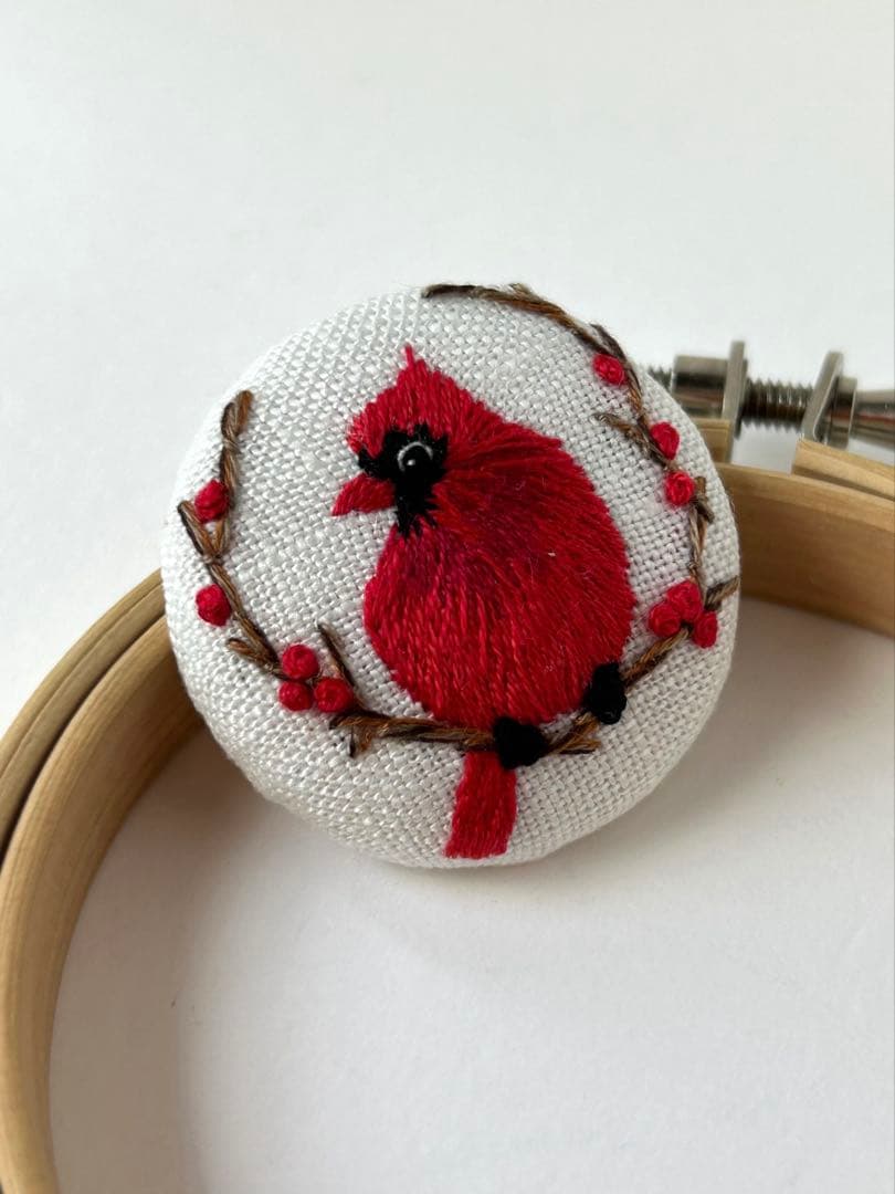 ハンドメイド刺繍ブローチ　911 ショウジョウコウカンチョウと赤い実