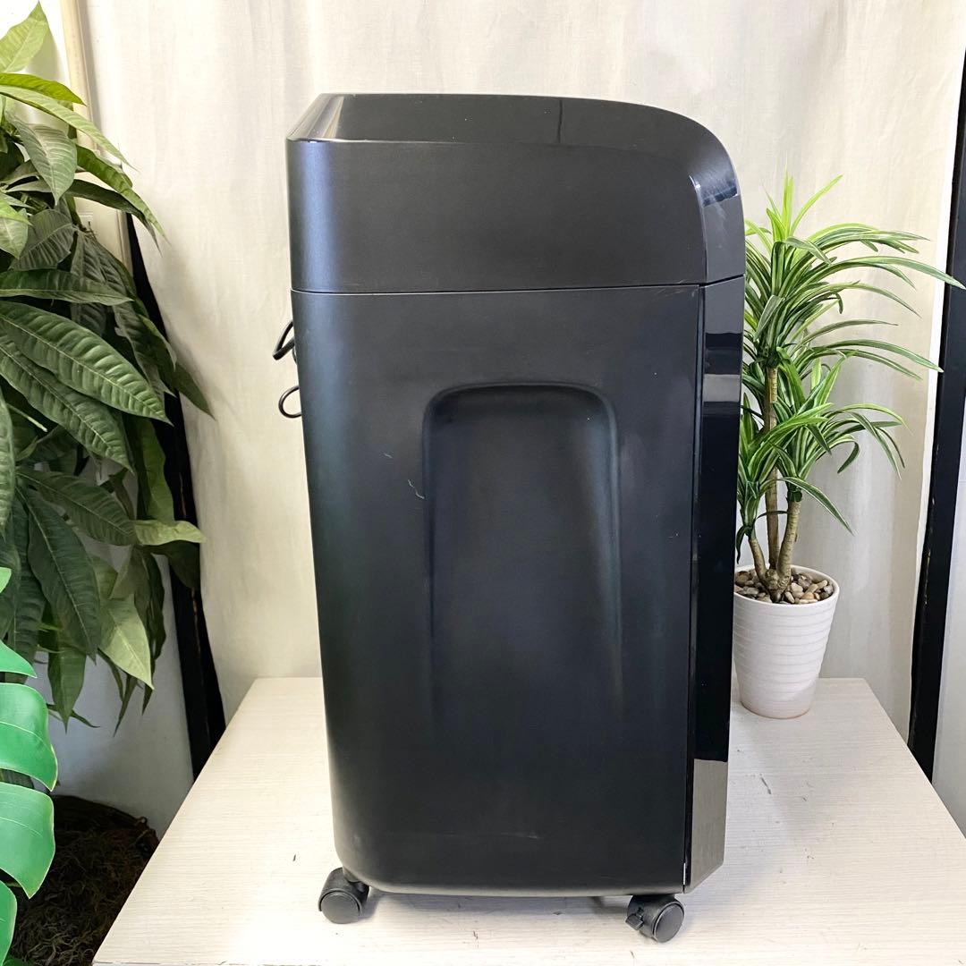 30Lでタップリ細断可能！デスクサイドシュレッダー