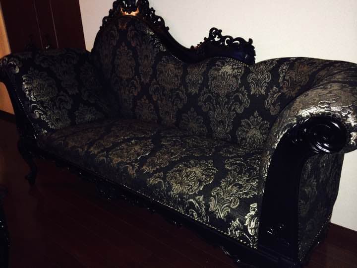 クラシックな３人掛けソファ 百合の紋章 猫足