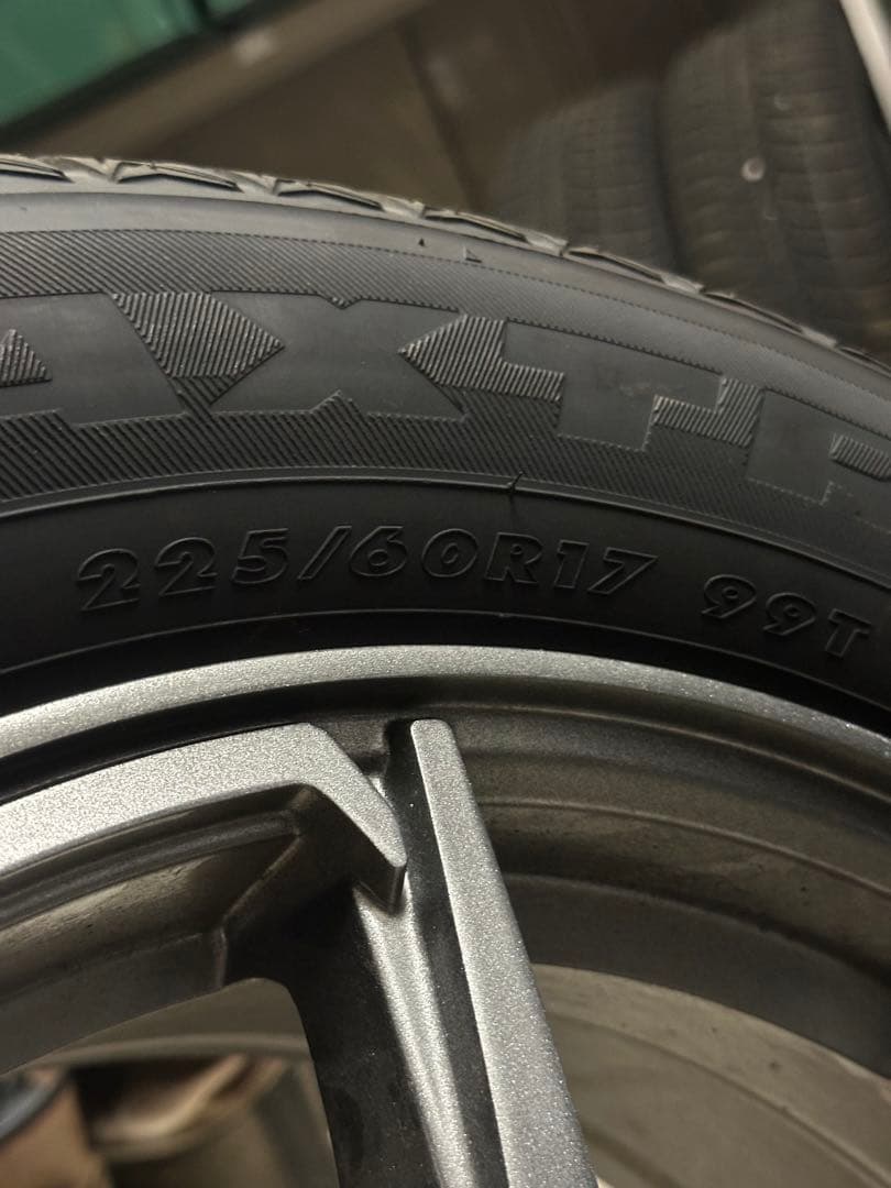 225/60/17 スタッドレスタイヤ ホイール付
