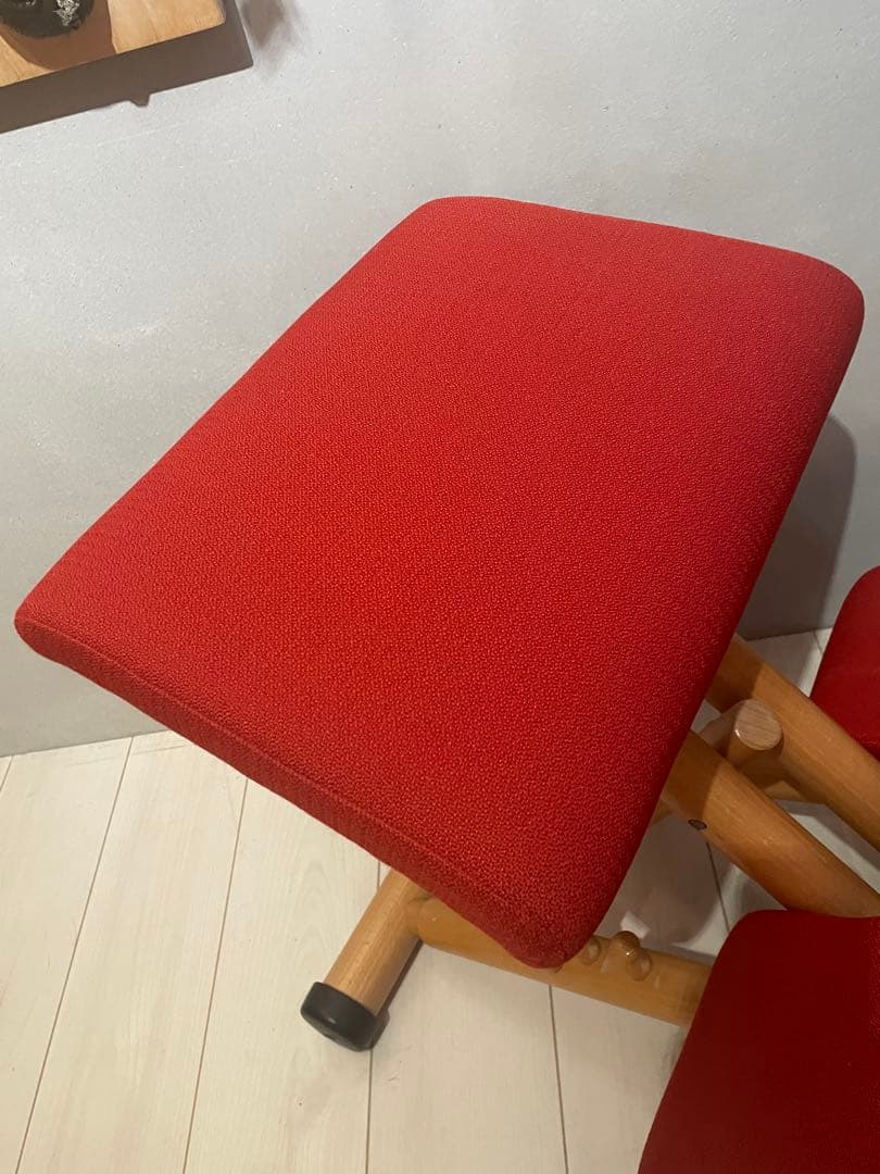 美品　stokke VARIER バランスチェア赤　ジュニアアタッチメント付