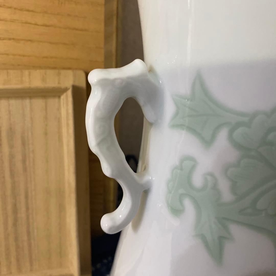 人間国宝　井上萬二　白磁緑釉牡丹文耳付花瓶