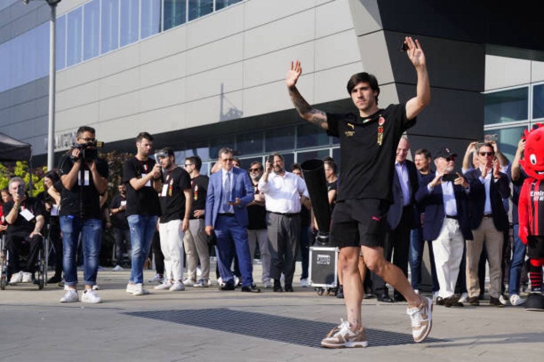 新品 AC Milan 2021-22 ミラン優勝記念Tシャツ Lサイズ