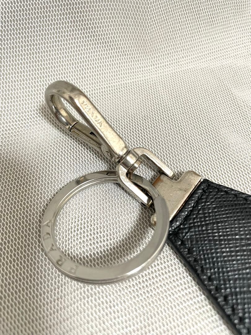 プラダ キーチェーンブラック