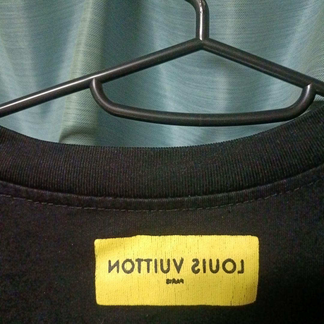 ルイヴィトン黒シャツ