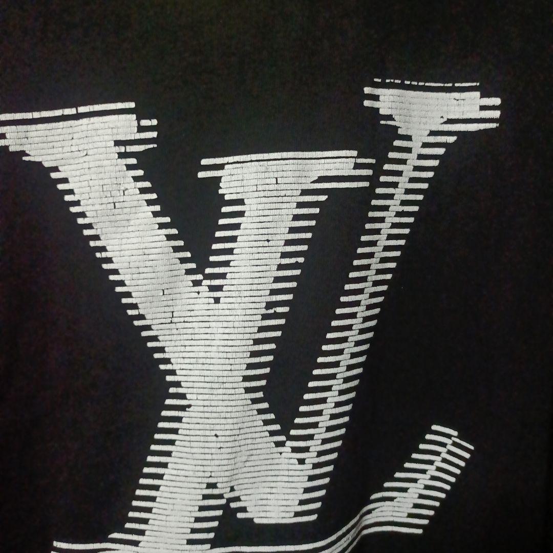 ルイヴィトン黒シャツ