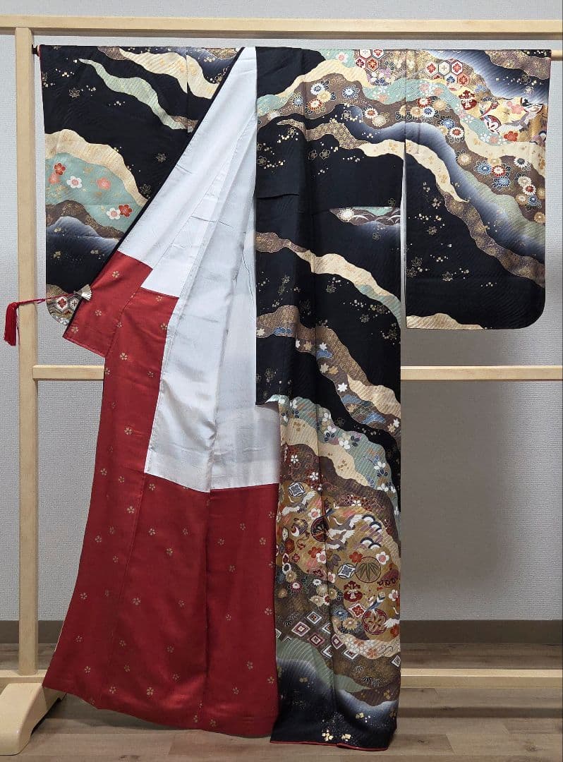 B◆着物くつろぎ 吉祥文様 金彩 金駒刺繍 黒 袷 正絹 中振袖 着物