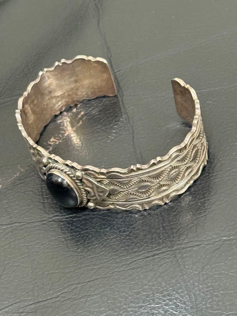 ナバホ族シルバー 彫刻デザイン バングル JA刻印