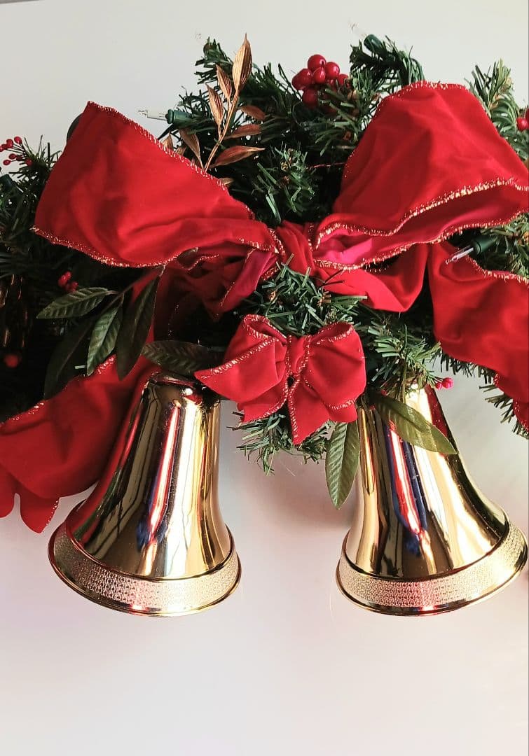 アーチストの制作した　クリスマスリース音楽がなります