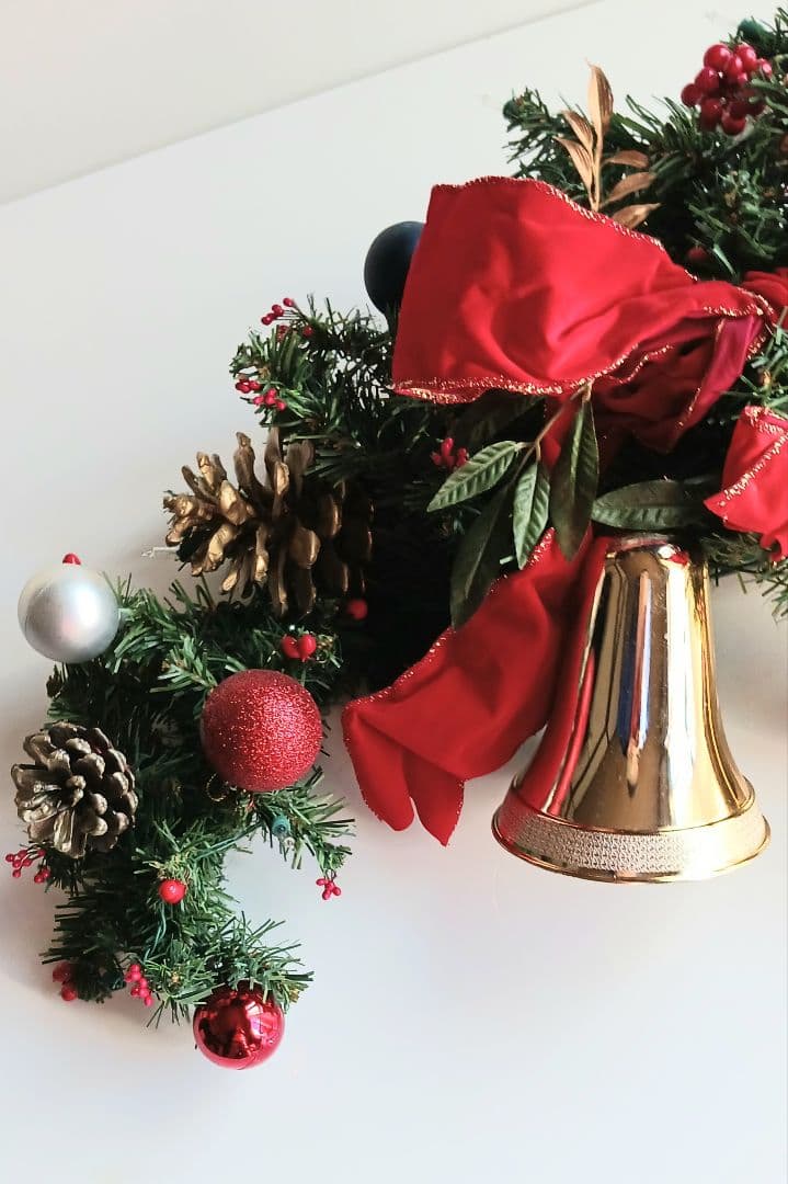 アーチストの制作した　クリスマスリース音楽がなります