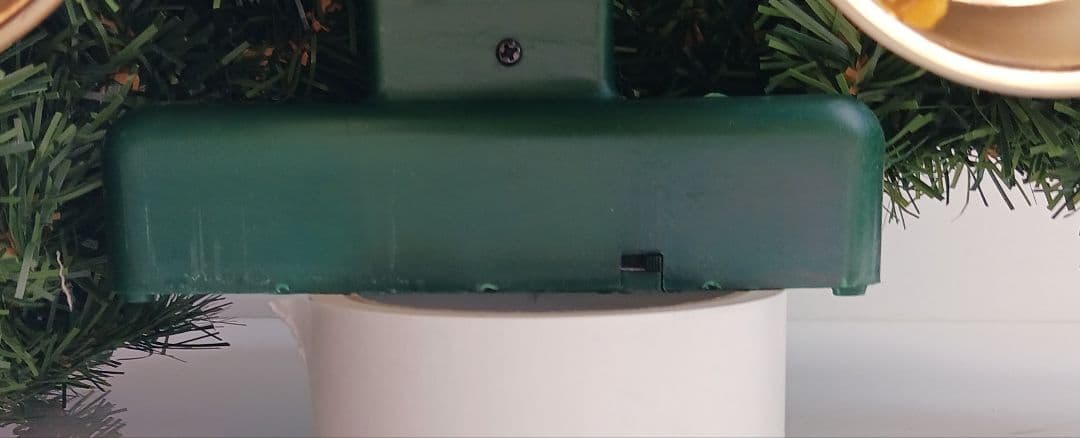 アーチストの制作した　クリスマスリース音楽がなります