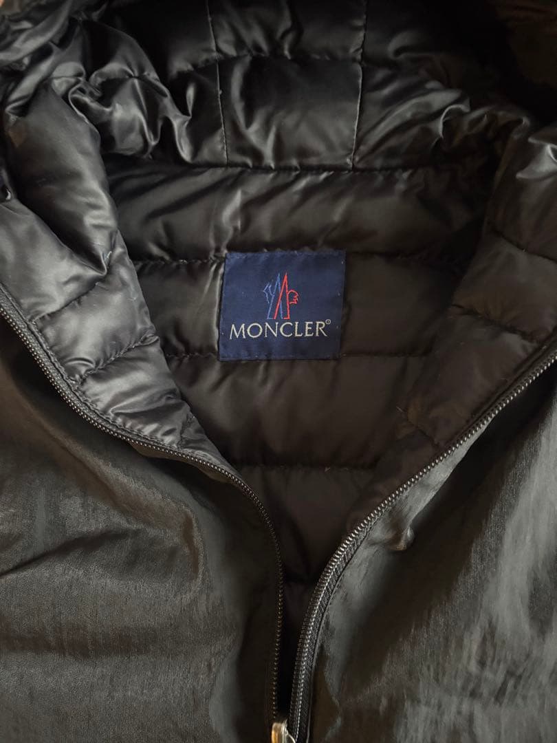 大売り出し！MONCLER ブラック リバーシブルダウンベスト フード付き