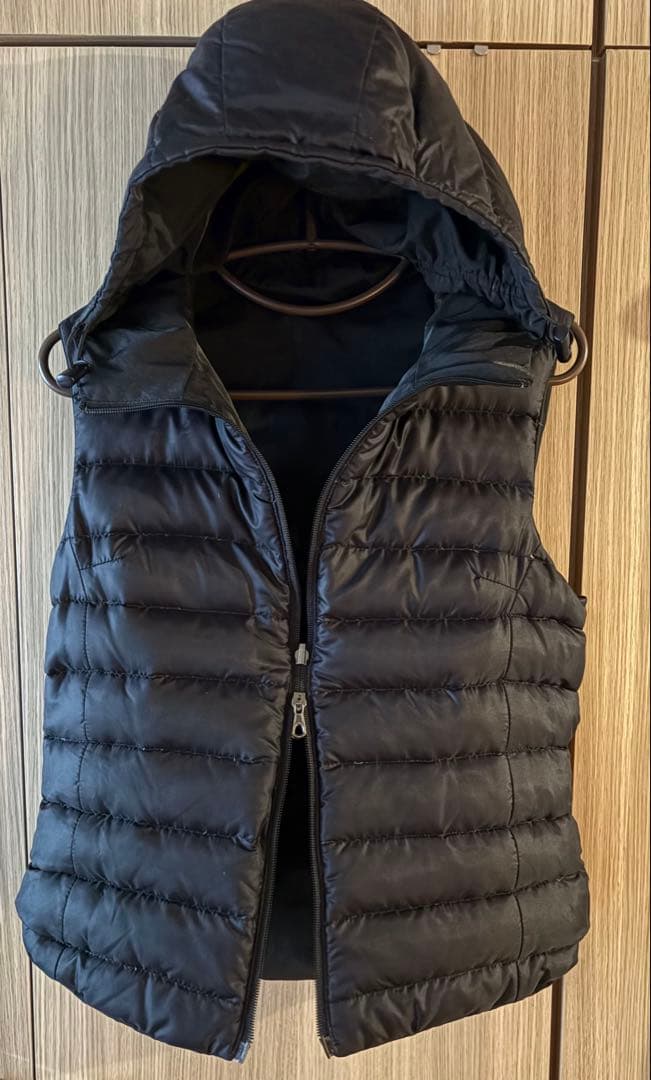 大売り出し！MONCLER ブラック リバーシブルダウンベスト フード付き