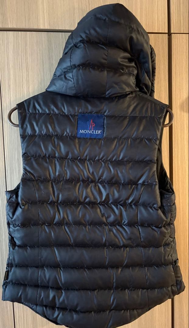 大売り出し！MONCLER ブラック リバーシブルダウンベスト フード付き