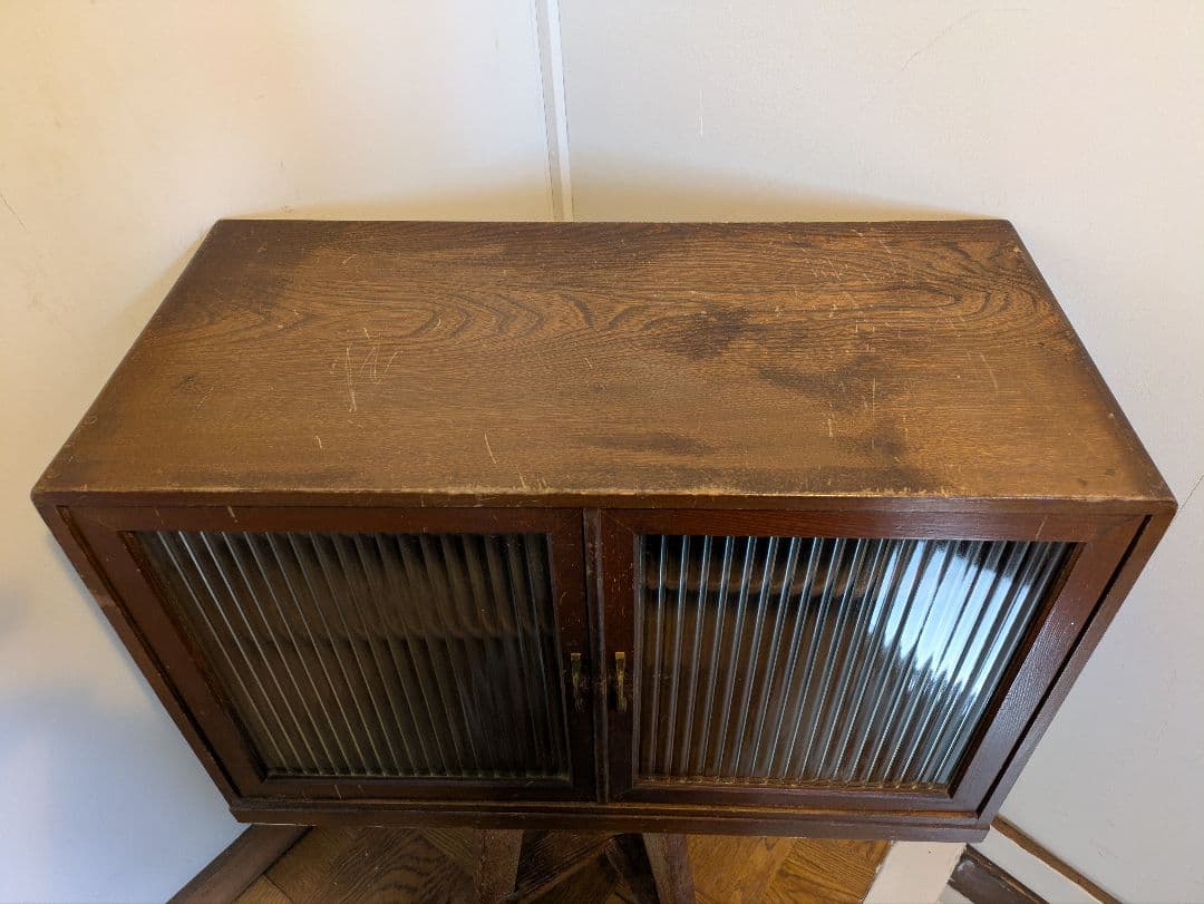 アンティーク ヴィンテージ レトロな小さめキャビネット モールガラス