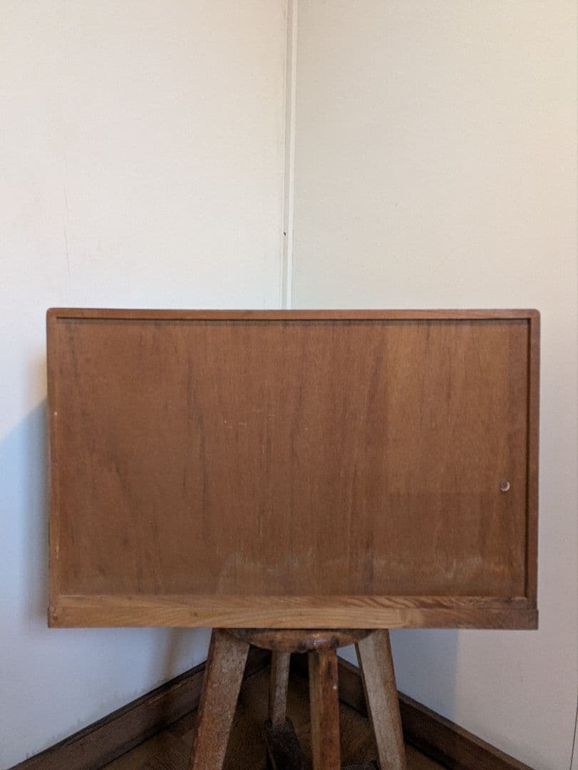 アンティーク ヴィンテージ レトロな小さめキャビネット モールガラス