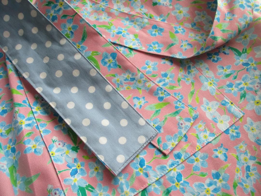 Vラインのワンピースのようなエプロン