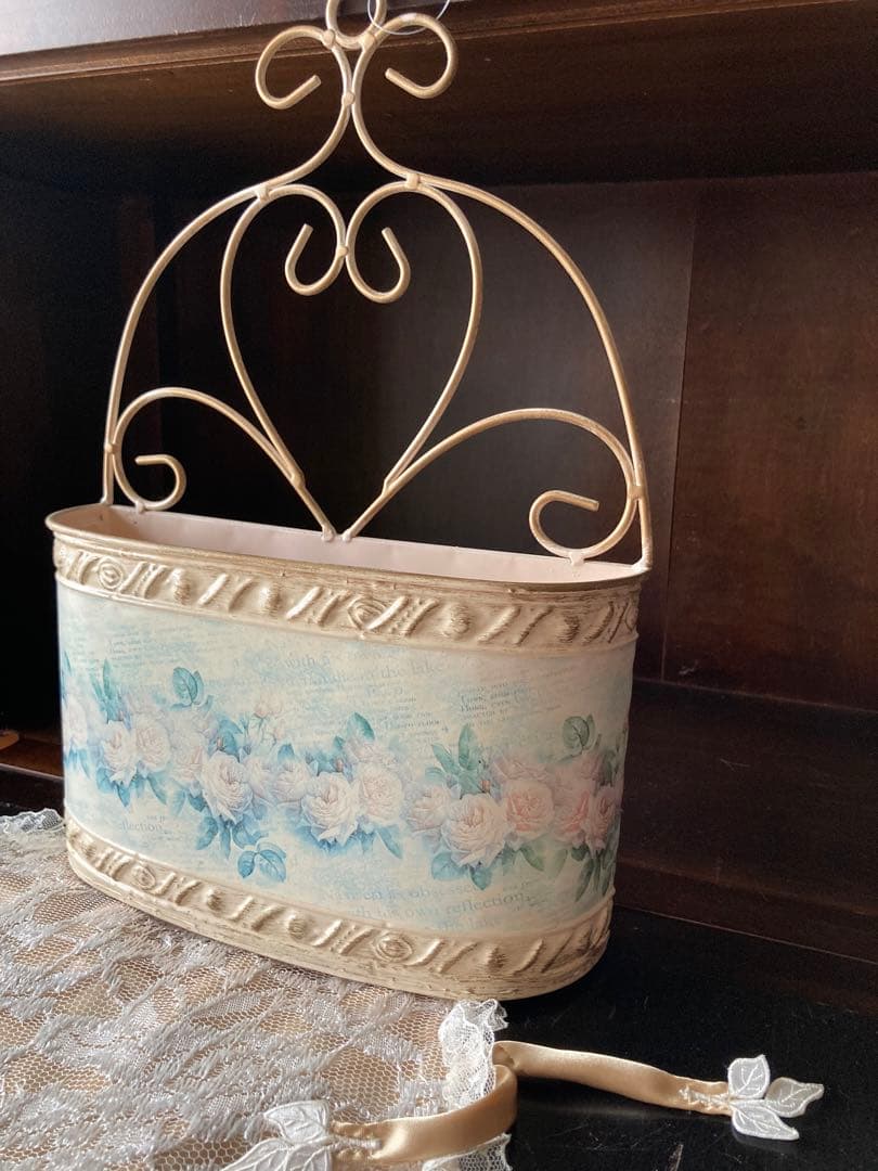 薔薇ピンク＆シャンパンGOLDアイアンとブリキのハンガーバスケットアンティーク調