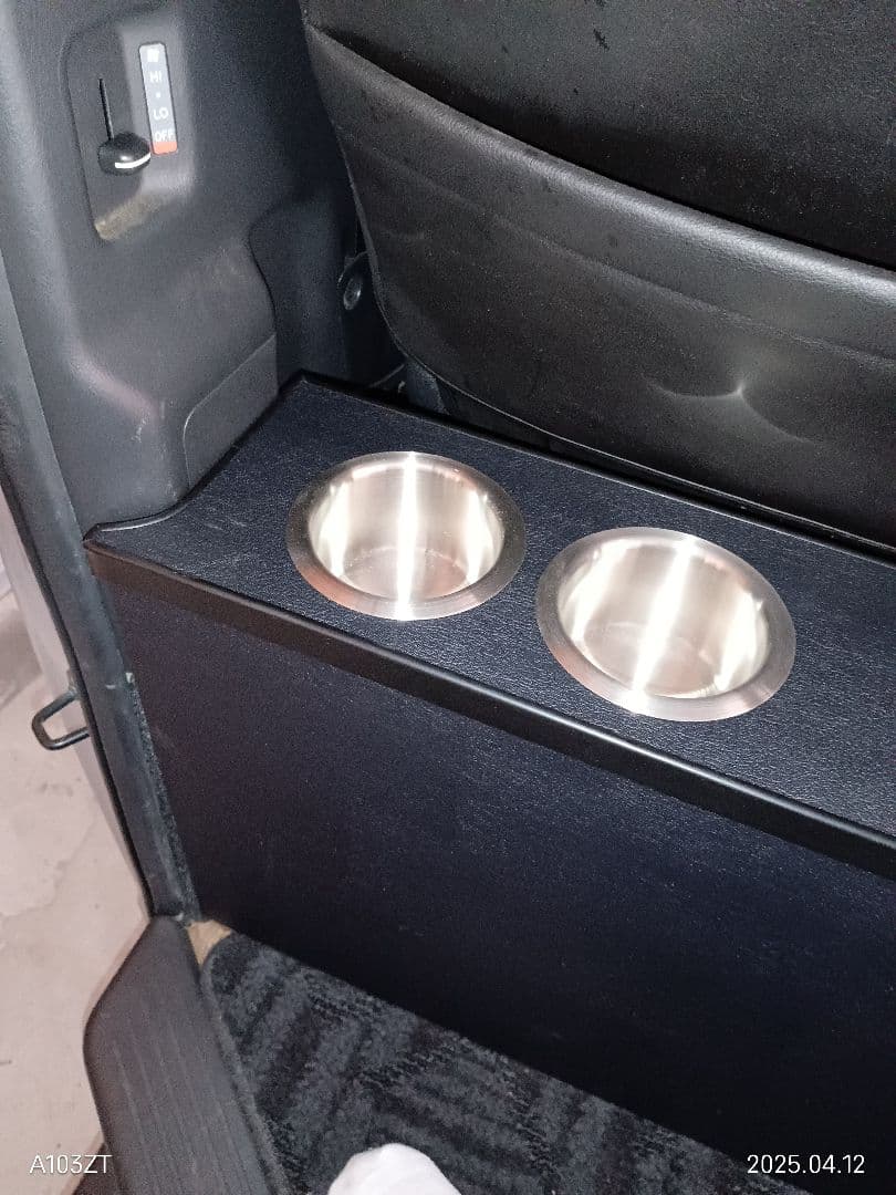 ハイエース　セカンドテーブル　カップホルダー付き