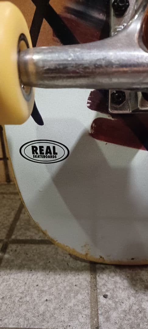 REAL スケートボード　コンプリート　SPITFIRE デッキ　ウィール