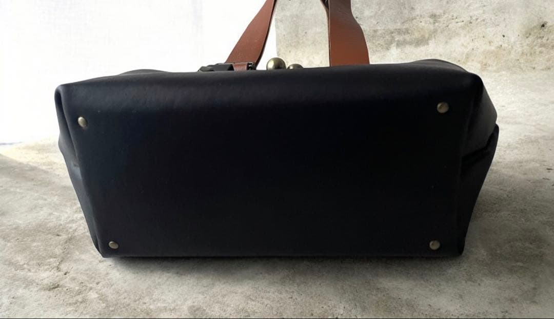 姫路レザー ボディバッグにカスタマイズできるコロンとしたがま口ショルダー