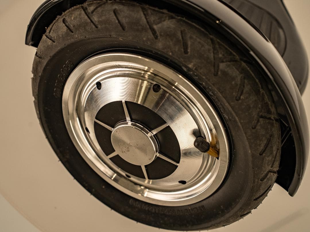 黒の電動セグウェイ オフロード対応の大径ホイール