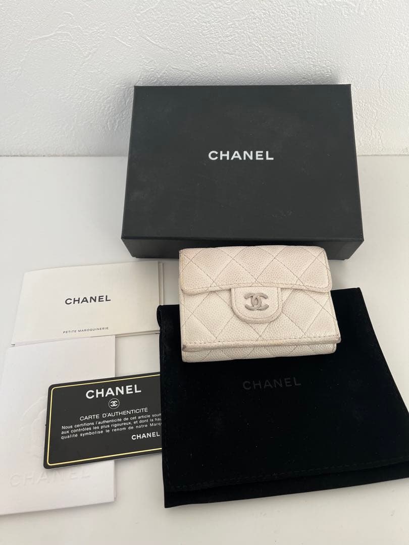 CHANEL マトラッセ　白　ホワイト　シャネル　三つ折り財布　キャビアスキン