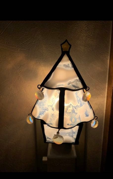 クリスマスツリーのナイトランプ　雪が降り積もった木