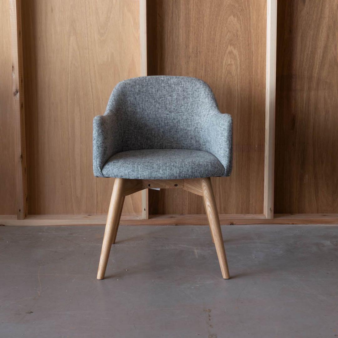 グレー 布張り アームチェア 木製脚