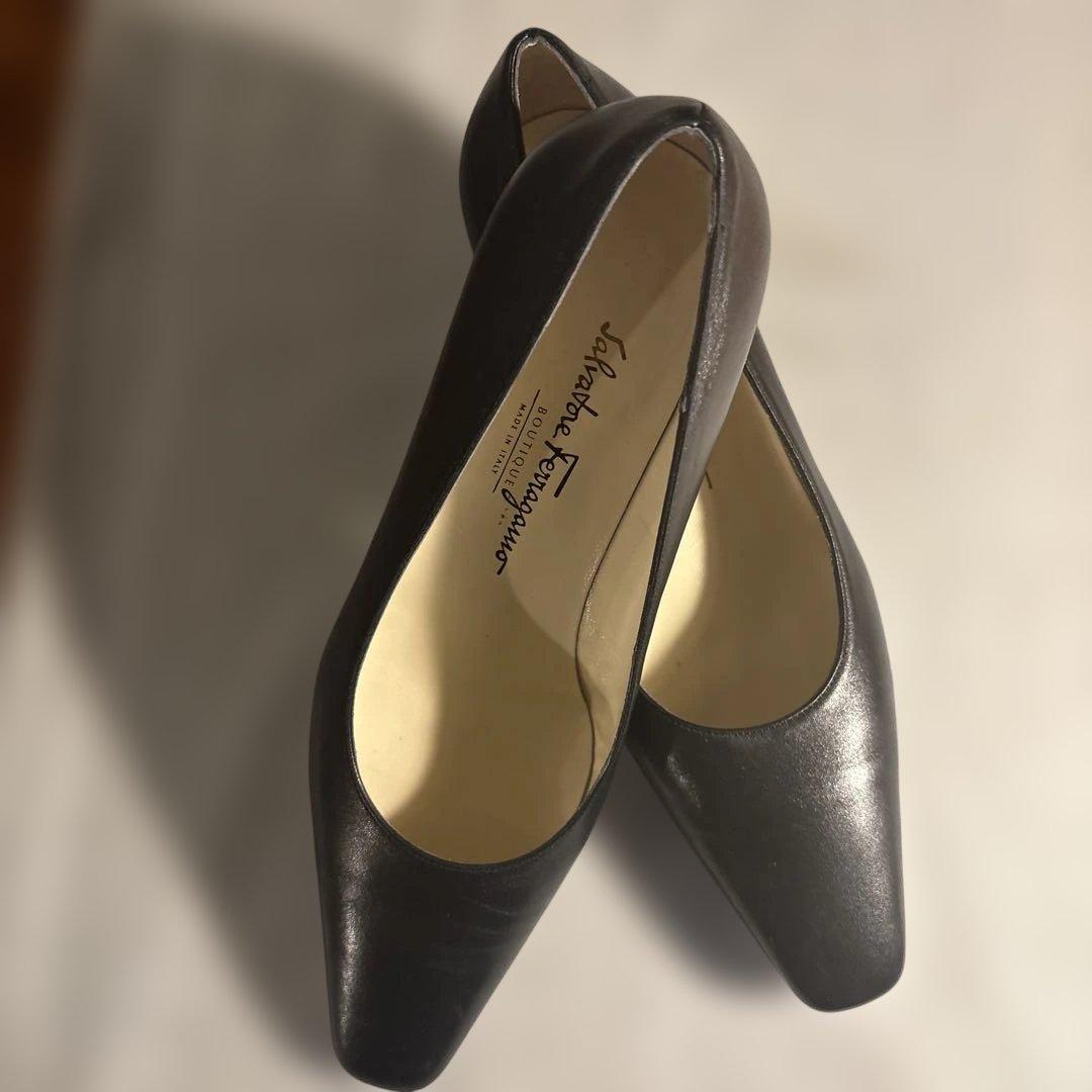 Salvatore Ferragamo ブラックパンプス 中ヒール